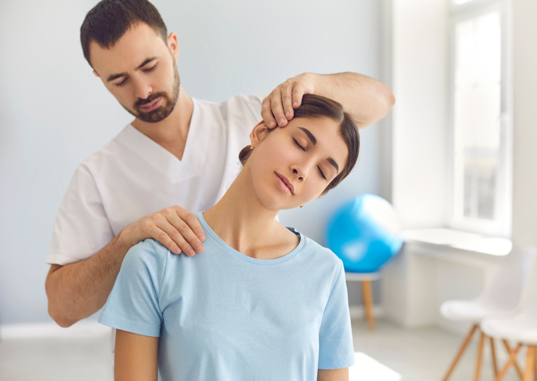 especialista evaluando a paciente con dolor de nuca 